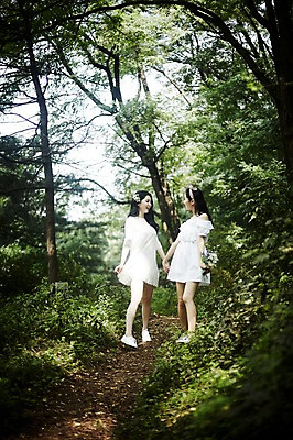 포토 JPG 주간 전신 나무 원피스 여자 미소 20대 성인 야외 두명 앞모습 친구 청춘 마주보기 걷기 손잡기 우정 한국인 숲속 뷰티라이프 청순 성인여자만 국내포토 자연요소 식물 라이프스타일 옷 뷰포인트 컨셉 관계 모션 표정 사람 동양인 청년 숲 여자만 성인만 파일형식