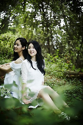 포토 JPG 주간 전신 나무 여자 미소 앉기 20대 성인 야외 두명 옆모습 친구 청춘 우정 한국인 등맞대기 숲속 뷰티라이프 청순 성인여자만 국내포토 자연요소 식물 라이프스타일 뷰포인트 컨셉 관계 모션 표정 사람 동양인 청년 숲 여자만 성인만 파일형식