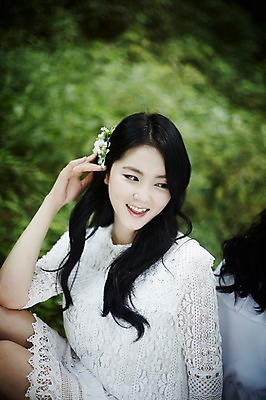 포토 JPG 주간 여자 한명 미소 앉기 손짓 상반신 20대 성인 야외 옆모습 아웃포커스 청춘 한국인 숲속 뷰티라이프 청순 성인여자만 국내포토 자연요소 1 라이프스타일 뷰포인트 컨셉 모션 촬영기법 표정 사람 동양인 청년 숲 여자만 성인만 파일형식