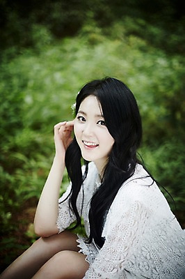 포토 JPG 주간 여자 한명 미소 앉기 손짓 상반신 20대 성인 야외 옆모습 아웃포커스 청춘 한국인 숲속 뷰티라이프 청순 성인여자한명만 국내포토 자연요소 1 라이프스타일 뷰포인트 컨셉 모션 촬영기법 표정 사람 동양인 청년 숲 여자한명만 성인여자만 파일형식