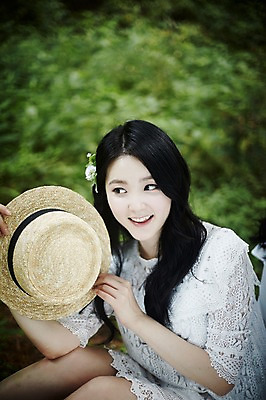 포토 JPG 주간 여자 한명 미소 앉기 상반신 20대 성인 야외 앞모습 청춘 한국인 숲속 밀짚모자 뷰티라이프 청순 성인여자한명만 국내포토 자연요소 모자_잡화 1 라이프스타일 뷰포인트 컨셉 모션 표정 사람 동양인 청년 숲 여자한명만 성인여자만 파일형식