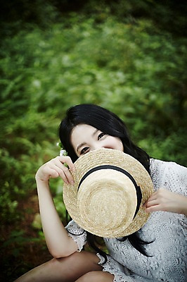 포토 JPG 주간 여자 한명 미소 앉기 상반신 20대 성인 야외 앞모습 청춘 한국인 숲속 밀짚모자 얼굴가리기 뷰티라이프 청순 성인여자한명만 국내포토 자연요소 모자_잡화 1 라이프스타일 뷰포인트 컨셉 모션 표정 사람 동양인 청년 가림 숲 여자한명만 성인여자만 파일형식