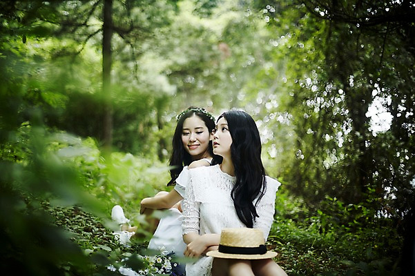 포토 JPG 주간 응시 여자 미소 앉기 상반신 20대 성인 야외 두명 앞모습 친구 청춘 우정 한국인 등맞대기 숲속 밀짚모자 뷰티라이프 청순 성인여자만 국내포토 자연요소 모자_잡화 라이프스타일 시선 뷰포인트 컨셉 관계 모션 표정 사람 동양인 청년 숲 여자만 성인만 파일형식