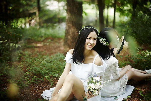 포토 JPG 주간 전신 여자 꽃다발 미소 앉기 20대 성인 야외 두명 옆모습 친구 청춘 화관 우정 한국인 등맞대기 숲속 밀짚모자 뷰티라이프 청순 성인여자만 국내포토 자연요소 모자_잡화 라이프스타일 꽃 뷰포인트 컨셉 관계 모션 표정 사람 동양인 청년 숲 여자만 성인만 파일형식