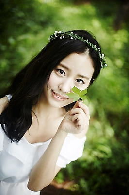 포토 JPG 주간 나무 여자 나뭇잎 한명 미소 들기 앉기 손짓 상반신 20대 성인 야외 앞모습 청춘 화관 한국인 숲속 뷰티라이프 청순 성인여자한명만 국내포토 자연요소 식물 1 라이프스타일 꽃 뷰포인트 컨셉 잎 모션 표정 사람 동양인 청년 숲 여자한명만 성인여자만 파일형식