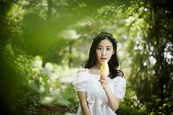 포토 JPG 주간 나무 여자 아이스크림 한명 미소 들기 앉기 손짓 상반신 20대 성인 야외 앞모습 청춘 화관 한국인 숲속 뷰티라이프 청순 성인여자한명만 국내포토 자연요소 식물 1 라이프스타일 꽃 뷰포인트 컨셉 모션 디저트 표정 사람 동양인 청년 숲 여자한명만 성인여자만 파일형식