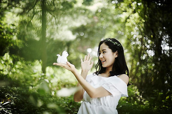 포토 JPG 주간 나무 여자 인형 한명 미소 들기 앉기 손짓 상반신 20대 성인 야외 옆모습 청춘 화관 한국인 숲속 뷰티라이프 청순 성인여자한명만 국내포토 자연요소 식물 1 라이프스타일 꽃 뷰포인트 컨셉 모션 표정 사람 동양인 청년 숲 여자한명만 성인여자만 파일형식