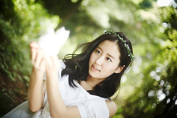 포토 JPG 주간 나무 여자 인형 한명 미소 들기 앉기 손짓 상반신 20대 성인 야외 옆모습 청춘 화관 한국인 숲속 뷰티라이프 청순 성인여자한명만 국내포토 자연요소 식물 1 라이프스타일 꽃 뷰포인트 컨셉 모션 표정 사람 동양인 청년 숲 여자한명만 성인여자만 파일형식