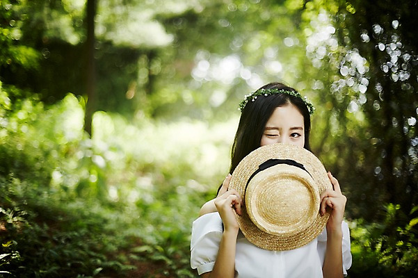 포토 JPG 주간 여자 윙크 한명 들기 앉기 상반신 20대 성인 야외 앞모습 청춘 한국인 숲속 밀짚모자 얼굴가리기 뷰티라이프 청순 성인여자한명만 국내포토 자연요소 모자_잡화 1 라이프스타일 뷰포인트 컨셉 모션 표정 사람 동양인 청년 가림 숲 여자한명만 성인여자만 파일형식