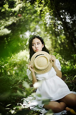 포토 JPG 주간 여자 한명 들기 앉기 상반신 20대 성인 야외 앞모습 청춘 한국인 숲속 밀짚모자 뷰티라이프 청순 성인여자한명만 국내포토 자연요소 모자_잡화 1 라이프스타일 뷰포인트 컨셉 모션 사람 동양인 청년 숲 여자한명만 성인여자만 파일형식