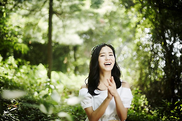 포토 JPG 주간 나무 여자 한명 미소 손짓 상반신 20대 성인 야외 앞모습 아웃포커스 청춘 화관 한국인 비눗방울 숲속 뷰티라이프 청순 성인여자한명만 국내포토 자연요소 식물 1 라이프스타일 꽃 뷰포인트 컨셉 모션 촬영기법 표정 사람 동양인 청년 숲 여자한명만 성인여자만 파일형식