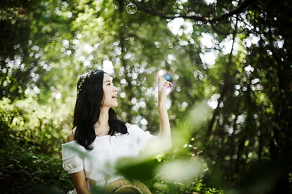 포토 JPG 주간 나무 여자 한명 미소 앉기 손짓 상반신 20대 성인 야외 옆모습 아웃포커스 청춘 화관 한국인 비눗방울 숲속 뷰티라이프 청순 성인여자한명만 국내포토 자연요소 식물 1 라이프스타일 꽃 뷰포인트 컨셉 모션 촬영기법 표정 사람 동양인 청년 숲 여자한명만 성인여자만 파일형식