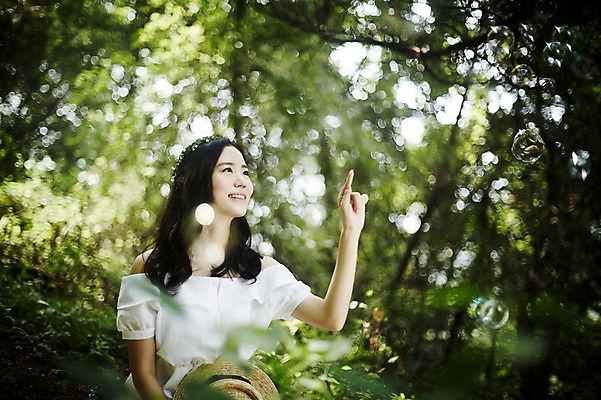 포토 JPG 주간 나무 여자 한명 미소 손짓 상반신 20대 성인 야외 앞모습 아웃포커스 청춘 화관 한국인 비눗방울 숲속 뷰티라이프 청순 성인여자한명만 국내포토 자연요소 식물 1 라이프스타일 꽃 뷰포인트 컨셉 모션 촬영기법 표정 사람 동양인 청년 숲 여자한명만 성인여자만 파일형식