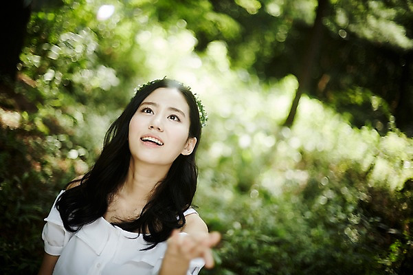 포토 JPG 주간 나무 여자 한명 미소 손짓 상반신 20대 성인 야외 앞모습 아웃포커스 청춘 화관 한국인 비눗방울 숲속 뷰티라이프 청순 성인여자한명만 국내포토 자연요소 식물 1 라이프스타일 꽃 뷰포인트 컨셉 모션 촬영기법 표정 사람 동양인 청년 숲 여자한명만 성인여자만 파일형식