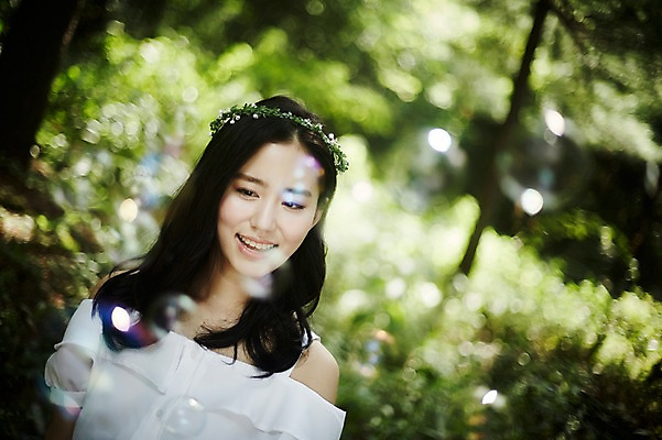 포토 JPG 주간 나무 여자 한명 미소 상반신 20대 성인 야외 앞모습 아웃포커스 청춘 화관 한국인 비눗방울 숲속 뷰티라이프 청순 성인여자한명만 국내포토 자연요소 식물 1 라이프스타일 꽃 뷰포인트 컨셉 촬영기법 표정 사람 동양인 청년 숲 여자한명만 성인여자만 파일형식