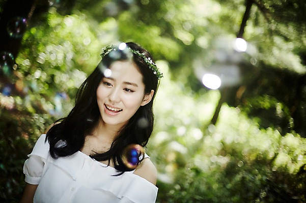 포토 JPG 주간 여자 한명 미소 앉기 상반신 20대 성인 야외 앞모습 청춘 화관 한국인 비눗방울 숲속 뷰티라이프 청순 성인여자한명만 국내포토 자연요소 1 라이프스타일 꽃 뷰포인트 컨셉 모션 표정 사람 동양인 청년 숲 여자한명만 성인여자만 파일형식