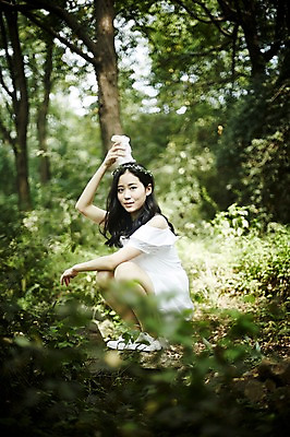 포토 JPG 주간 전신 원피스 여자 한명 앉기 20대 성인 야외 옆모습 청춘 한국인 숲속 토끼인형 뷰티라이프 청순 성인여자한명만 국내포토 자연요소 1 라이프스타일 옷 인형 뷰포인트 컨셉 모션 사람 동양인 청년 토끼 숲 여자한명만 성인여자만 파일형식