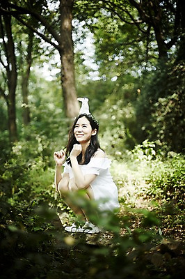 포토 JPG 주간 전신 원피스 여자 한명 앉기 20대 성인 야외 옆모습 청춘 한국인 숲속 토끼인형 뷰티라이프 청순 성인여자한명만 국내포토 자연요소 1 라이프스타일 옷 인형 뷰포인트 컨셉 모션 사람 동양인 청년 토끼 숲 여자한명만 성인여자만 파일형식