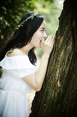 포토 JPG 주간 나무 여자 한명 서기 상반신 20대 성인 야외 옆모습 청춘 화관 한국인 숲속 귓속말 뷰티라이프 청순 성인여자한명만 국내포토 자연요소 식물 1 라이프스타일 꽃 뷰포인트 컨셉 모션 사람 동양인 청년 숲 여자한명만 성인여자만 파일형식