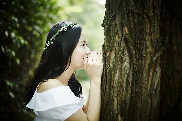포토 JPG 주간 나무 여자 한명 서기 미소 상반신 20대 성인 야외 옆모습 청춘 화관 한국인 숲속 귓속말 뷰티라이프 청순 성인여자한명만 국내포토 자연요소 식물 1 라이프스타일 꽃 뷰포인트 컨셉 모션 표정 사람 동양인 청년 숲 여자한명만 성인여자만 파일형식