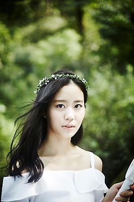 포토 JPG 주간 여자 한명 서기 상반신 20대 성인 야외 앞모습 청춘 화관 한국인 숲속 뷰티라이프 청순 성인여자한명만 손풍기 국내포토 자연요소 1 라이프스타일 꽃 뷰포인트 컨셉 모션 사람 동양인 청년 선풍기 숲 휴대용 여자한명만 성인여자만 파일형식