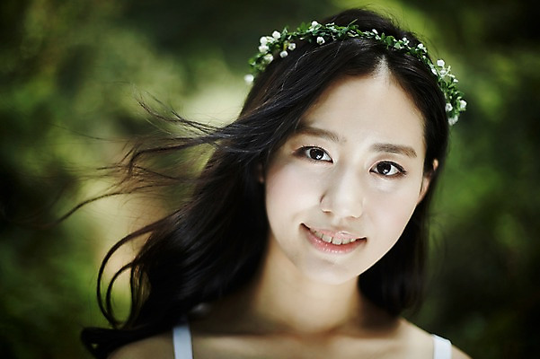 포토 JPG 주간 여자 한명 서기 미소 상반신 20대 성인 야외 앞모습 청춘 화관 한국인 숲속 뷰티라이프 청순 성인여자한명만 국내포토 자연요소 1 라이프스타일 꽃 뷰포인트 컨셉 모션 표정 사람 동양인 청년 숲 여자한명만 성인여자만 파일형식