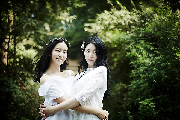 포토 JPG 주간 여자 포옹 서기 상반신 20대 성인 야외 두명 옆모습 친구 청춘 화관 우정 한국인 숲속 코사지 뷰티라이프 청순 성인여자만 국내포토 자연요소 라이프스타일 꽃 뷰포인트 컨셉 장신구 관계 안기 모션 사람 동양인 청년 숲 여자만 성인만 파일형식