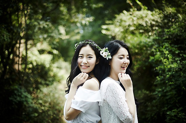 포토 JPG 주간 나무 여자 서기 미소 상반신 20대 성인 야외 두명 옆모습 친구 청춘 화관 우정 한국인 등맞대기 숲속 코사지 뷰티라이프 청순 성인여자만 국내포토 자연요소 식물 라이프스타일 꽃 뷰포인트 컨셉 장신구 관계 모션 표정 사람 동양인 청년 숲 여자만 성인만 파일형식