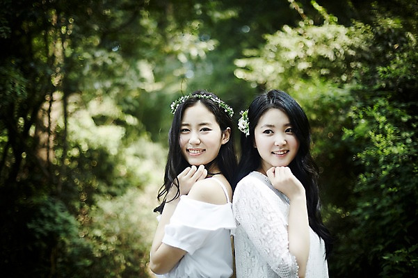 포토 JPG 주간 나무 여자 서기 미소 상반신 20대 성인 야외 두명 옆모습 친구 청춘 화관 우정 한국인 등맞대기 숲속 코사지 뷰티라이프 청순 성인여자만 국내포토 자연요소 식물 라이프스타일 꽃 뷰포인트 컨셉 장신구 관계 모션 표정 사람 동양인 청년 숲 여자만 성인만 파일형식