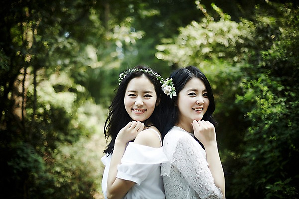 포토 JPG 주간 나무 여자 서기 미소 상반신 20대 성인 야외 두명 옆모습 친구 청춘 화관 우정 한국인 등맞대기 숲속 코사지 뷰티라이프 청순 성인여자만 국내포토 자연요소 식물 라이프스타일 꽃 뷰포인트 컨셉 장신구 관계 모션 표정 사람 동양인 청년 숲 여자만 성인만 파일형식