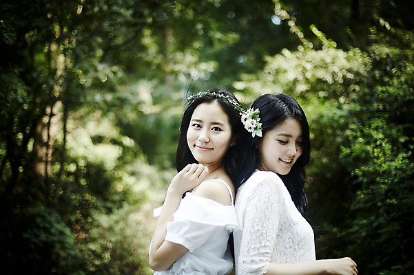 포토 JPG 주간 나무 여자 서기 미소 상반신 20대 성인 야외 두명 옆모습 친구 청춘 화관 우정 한국인 등맞대기 숲속 코사지 뷰티라이프 청순 성인여자만 국내포토 자연요소 식물 라이프스타일 꽃 뷰포인트 컨셉 장신구 관계 모션 표정 사람 동양인 청년 숲 여자만 성인만 파일형식