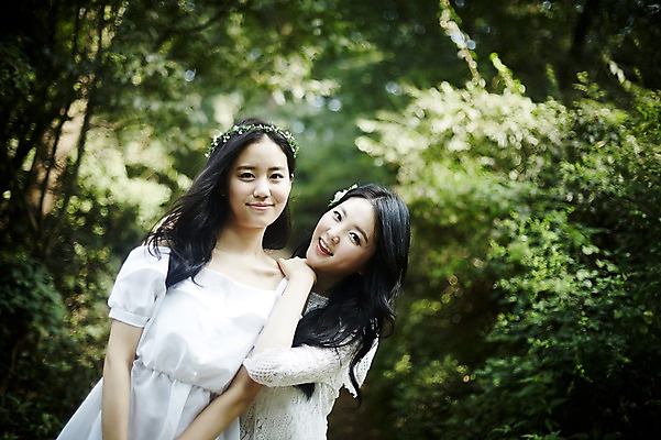 포토 JPG 주간 나무 여자 서기 미소 상반신 20대 성인 야외 두명 앞모습 옆모습 친구 청춘 우정 한국인 숲속 뷰티라이프 청순 성인여자만 국내포토 자연요소 식물 라이프스타일 뷰포인트 컨셉 관계 모션 표정 사람 동양인 청년 숲 여자만 성인만 파일형식