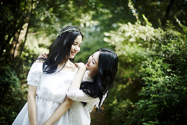 포토 JPG 주간 나무 여자 서기 미소 상반신 20대 성인 야외 두명 앞모습 옆모습 친구 청춘 마주보기 우정 한국인 숲속 뷰티라이프 청순 성인여자만 국내포토 자연요소 식물 라이프스타일 뷰포인트 컨셉 관계 모션 표정 사람 동양인 청년 숲 여자만 성인만 파일형식