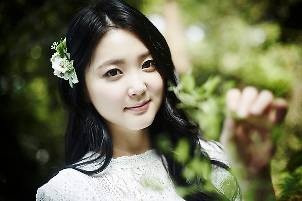 포토 JPG 주간 여자 나뭇잎 한명 서기 미소 상반신 20대 성인 야외 옆모습 아웃포커스 청춘 만지기 한국인 숲속 코사지 뷰티라이프 청순 성인여자한명만 국내포토 자연요소 1 라이프스타일 뷰포인트 컨셉 잎 장신구 모션 촬영기법 표정 사람 동양인 청년 숲 여자한명만 성인여자만 파일형식