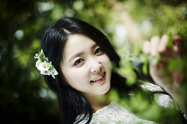 포토 JPG 주간 여자 나뭇잎 한명 서기 미소 상반신 20대 성인 야외 옆모습 아웃포커스 청춘 만지기 한국인 숲속 코사지 뷰티라이프 청순 성인여자한명만 국내포토 자연요소 1 라이프스타일 뷰포인트 컨셉 잎 장신구 모션 촬영기법 표정 사람 동양인 청년 숲 여자한명만 성인여자만 파일형식