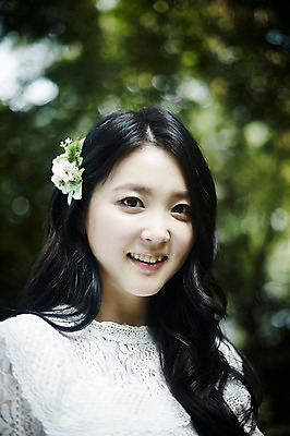 포토 JPG 주간 여자 나뭇잎 한명 서기 미소 상반신 20대 성인 야외 옆모습 아웃포커스 청춘 한국인 숲속 코사지 뷰티라이프 청순 성인여자한명만 국내포토 자연요소 1 라이프스타일 뷰포인트 컨셉 잎 장신구 모션 촬영기법 표정 사람 동양인 청년 숲 여자한명만 성인여자만 파일형식