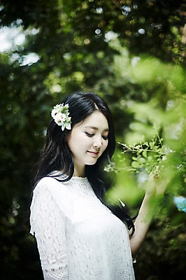 포토 JPG 주간 여자 나뭇잎 한명 서기 미소 상반신 20대 성인 야외 옆모습 아웃포커스 청춘 한국인 숲속 코사지 뷰티라이프 청순 성인여자한명만 국내포토 자연요소 1 라이프스타일 뷰포인트 컨셉 잎 장신구 모션 촬영기법 표정 사람 동양인 청년 숲 여자한명만 성인여자만 파일형식