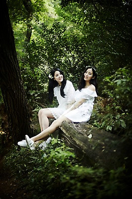 포토 JPG 주간 전신 나무 여자 미소 앉기 20대 성인 야외 두명 옆모습 친구 청춘 화관 우정 한국인 숲속 나무기둥 코사지 뷰티라이프 청순 성인여자만 국내포토 자연요소 식물 라이프스타일 꽃 뷰포인트 컨셉 장신구 관계 모션 표정 사람 동양인 청년 숲 여자만 성인만 파일형식