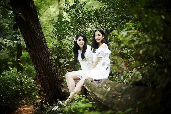 포토 JPG 주간 전신 나무 여자 미소 앉기 20대 성인 야외 두명 옆모습 친구 청춘 화관 우정 한국인 숲속 나무기둥 코사지 뷰티라이프 청순 성인여자만 국내포토 자연요소 식물 라이프스타일 꽃 뷰포인트 컨셉 장신구 관계 모션 표정 사람 동양인 청년 숲 여자만 성인만 파일형식