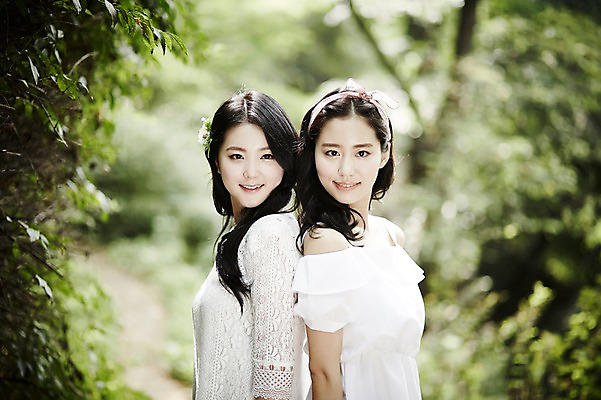 포토 JPG 주간 나무 여자 서기 미소 상반신 20대 성인 야외 두명 옆모습 친구 청춘 우정 한국인 등맞대기 숲속 뷰티라이프 청순 성인여자만 국내포토 자연요소 식물 라이프스타일 뷰포인트 컨셉 관계 모션 표정 사람 동양인 청년 숲 여자만 성인만 파일형식