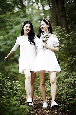 포토 JPG 주간 전신 원피스 여자 꽃 꽃다발 미소 들기 20대 성인 야외 두명 앞모습 친구 청춘 걷기 손잡기 우정 한국인 숲속 뷰티라이프 청순 성인여자만 국내포토 자연요소 식물 라이프스타일 옷 뷰포인트 컨셉 관계 모션 표정 사람 동양인 청년 숲 여자만 성인만 파일형식