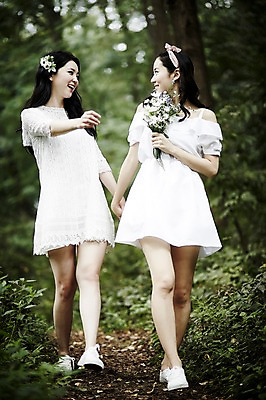포토 JPG 주간 전신 원피스 여자 꽃 꽃다발 미소 들기 20대 성인 야외 두명 앞모습 친구 청춘 걷기 손잡기 우정 한국인 숲속 뷰티라이프 청순 성인여자만 국내포토 자연요소 식물 라이프스타일 옷 뷰포인트 컨셉 관계 모션 표정 사람 동양인 청년 숲 여자만 성인만 파일형식