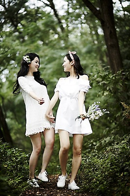 포토 JPG 주간 전신 원피스 여자 꽃 꽃다발 미소 들기 20대 성인 야외 두명 앞모습 친구 청춘 걷기 손잡기 우정 한국인 숲속 뷰티라이프 청순 성인여자만 국내포토 자연요소 식물 라이프스타일 옷 뷰포인트 컨셉 관계 모션 표정 사람 동양인 청년 숲 여자만 성인만 파일형식