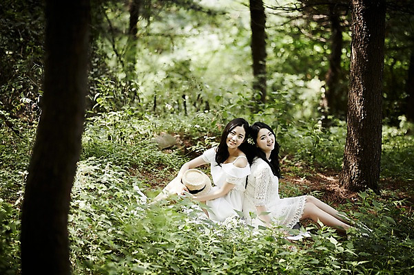 포토 JPG 주간 전신 나무 모자 여자 미소 앉기 20대 성인 야외 두명 옆모습 친구 청춘 우정 한국인 숲속 뷰티라이프 청순 성인여자만 국내포토 자연요소 식물 라이프스타일 잡화 뷰포인트 컨셉 관계 모션 표정 사람 동양인 청년 숲 여자만 성인만 파일형식