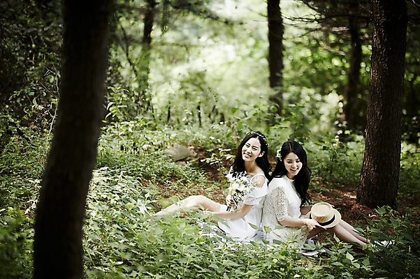 포토 JPG 주간 전신 여자 미소 앉기 20대 성인 야외 두명 옆모습 친구 청춘 화관 우정 한국인 등맞대기 숲속 코사지 뷰티라이프 청순 성인여자만 국내포토 자연요소 라이프스타일 꽃 뷰포인트 컨셉 장신구 관계 모션 표정 사람 동양인 청년 숲 여자만 성인만 파일형식