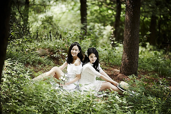 포토 JPG 주간 전신 여자 미소 앉기 20대 성인 야외 두명 옆모습 친구 청춘 화관 우정 한국인 등맞대기 숲속 코사지 뷰티라이프 청순 성인여자만 국내포토 자연요소 라이프스타일 꽃 뷰포인트 컨셉 장신구 관계 모션 표정 사람 동양인 청년 숲 여자만 성인만 파일형식