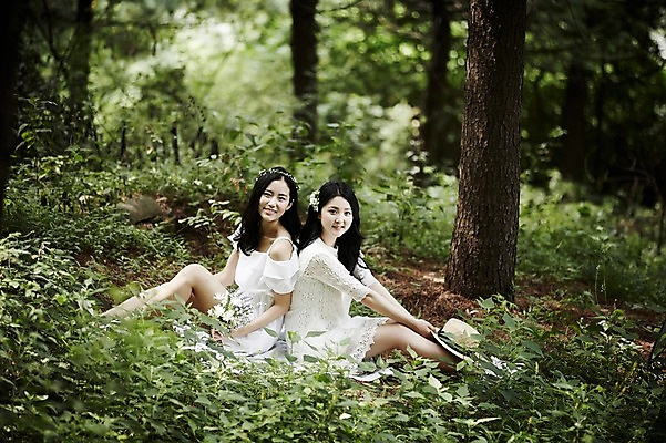 포토 JPG 주간 전신 여자 미소 앉기 20대 성인 야외 두명 옆모습 친구 청춘 화관 우정 한국인 등맞대기 숲속 코사지 뷰티라이프 청순 성인여자만 국내포토 자연요소 라이프스타일 꽃 뷰포인트 컨셉 장신구 관계 모션 표정 사람 동양인 청년 숲 여자만 성인만 파일형식