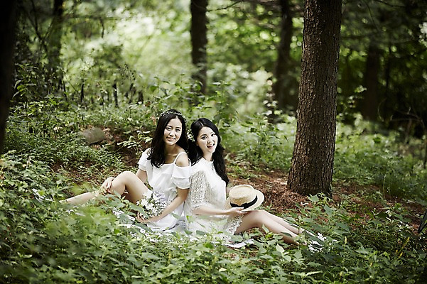 포토 JPG 주간 전신 여자 미소 앉기 20대 성인 야외 두명 옆모습 친구 청춘 화관 우정 한국인 등맞대기 숲속 코사지 뷰티라이프 청순 성인여자만 국내포토 자연요소 라이프스타일 꽃 뷰포인트 컨셉 장신구 관계 모션 표정 사람 동양인 청년 숲 여자만 성인만 파일형식