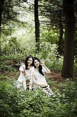 포토 JPG 주간 전신 나무 여자 꽃다발 미소 앉기 20대 성인 야외 두명 앞모습 친구 청춘 화관 우정 한국인 숲속 손인사 뷰티라이프 청순 성인여자만 국내포토 자연요소 식물 라이프스타일 꽃 뷰포인트 컨셉 관계 모션 표정 사람 동양인 청년 인사 숲 여자만 성인만 파일형식