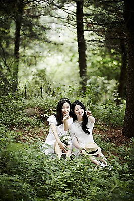 포토 JPG 주간 전신 나무 모자 여자 미소 앉기 20대 성인 야외 두명 앞모습 친구 청춘 화관 우정 한국인 숲속 손하트 뷰티라이프 청순 성인여자만 국내포토 자연요소 식물 라이프스타일 잡화 꽃 뷰포인트 컨셉 관계 모션 표정 사람 동양인 손짓 청년 숲 여자만 성인만 파일형식